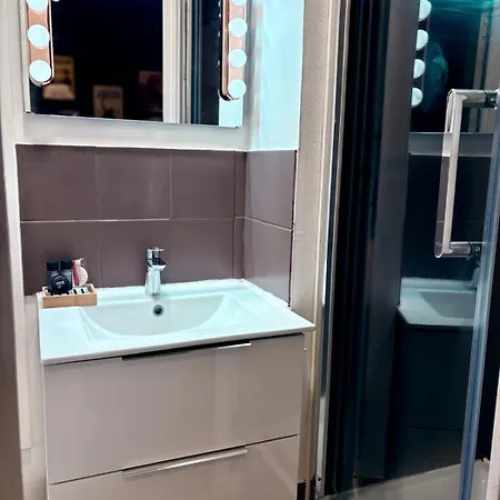 Dalikyda - Clap 'n Chill - Cinema - Loveroom Apartment